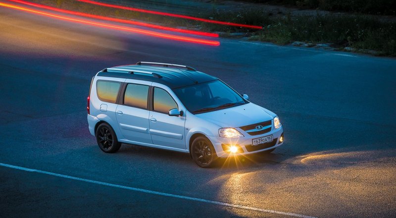 Фото с двумя Ларгусами