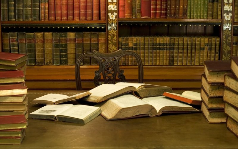 Старинная библиотека