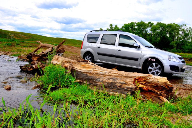 Лада Ларгус в грязи