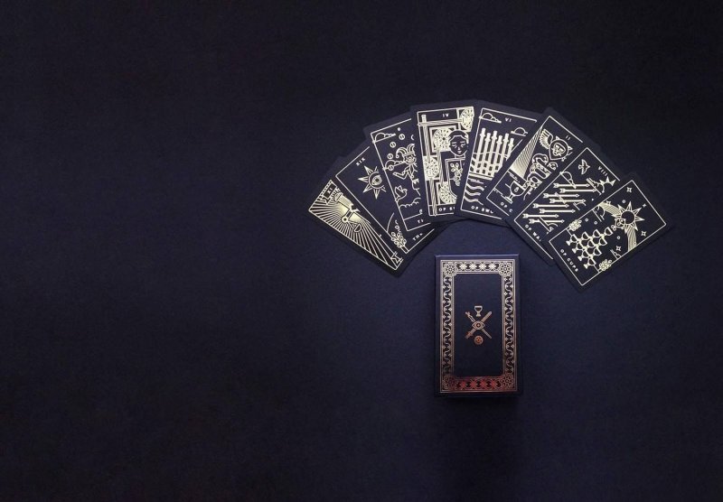 Карты Таро на черном фоне