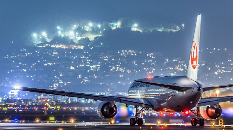 Осака аэропорт ночной самолет