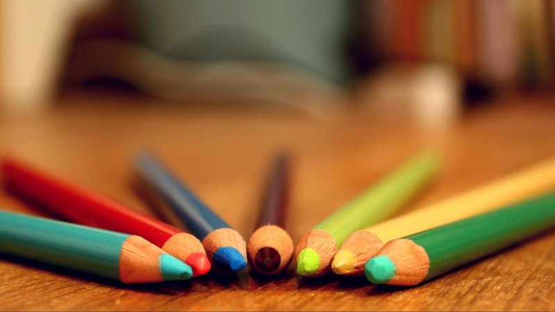 Карандаши на столе