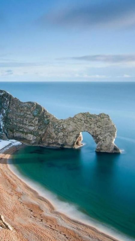 Арка в скале на берегу моря