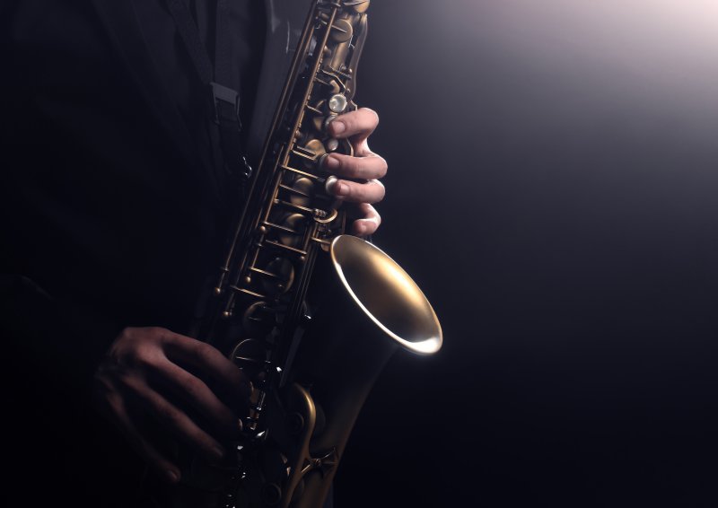 Саксофон в руках
