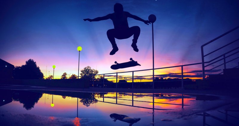 Скейтер на закате