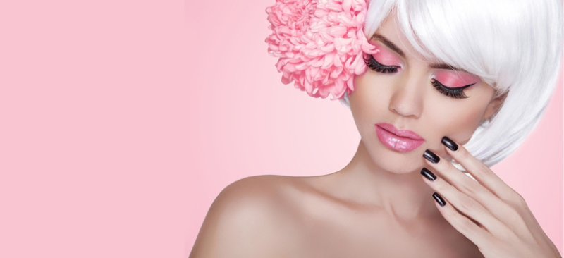 Девушка с маникюром