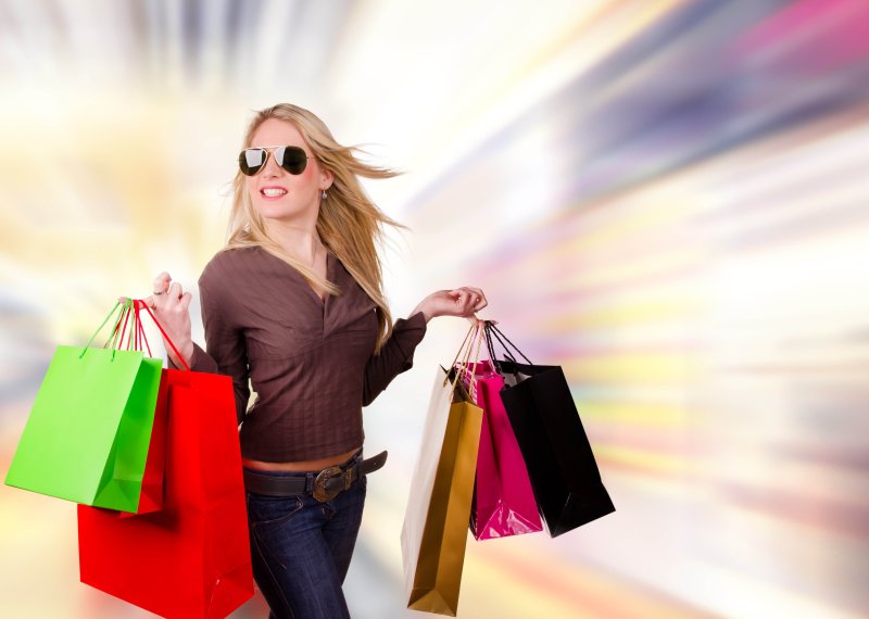 Стильная девушка с пакетами