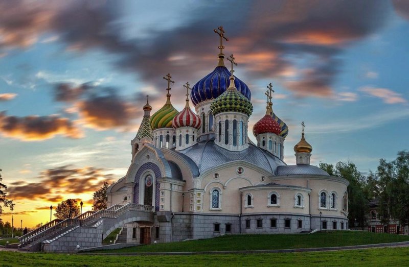 Красивый православный храм