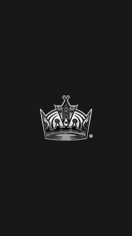 Корона на черном фоне