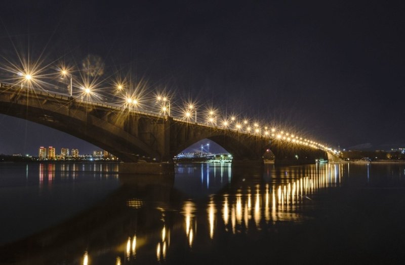 Коммунальный мост Красноярск ночью