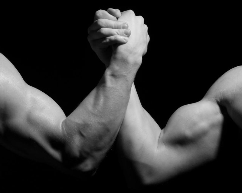 Мускулистые руки мужчины