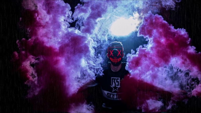 Человек с дымом цветным