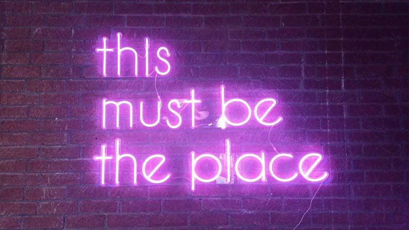 Неоновая вывеска надпись