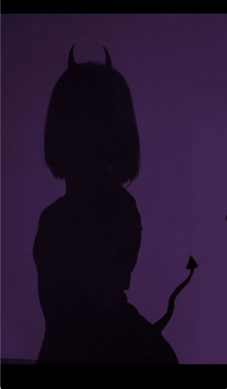 Тень девушки с рогами