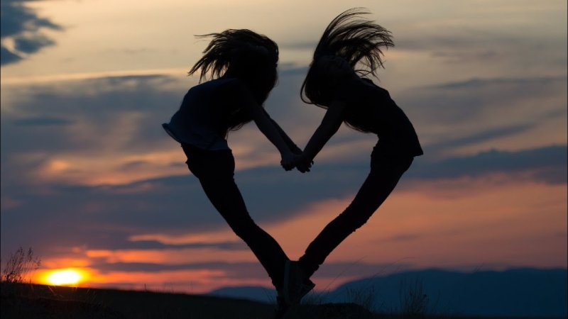 Сердце из рук подруг