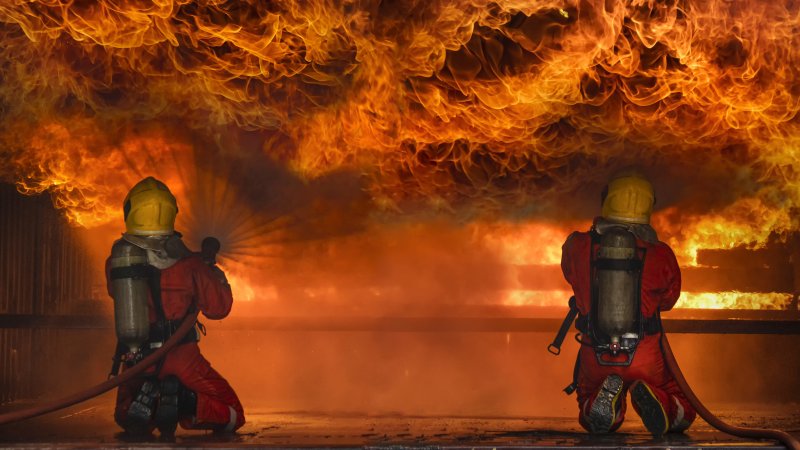 Пожарный на фоне огня