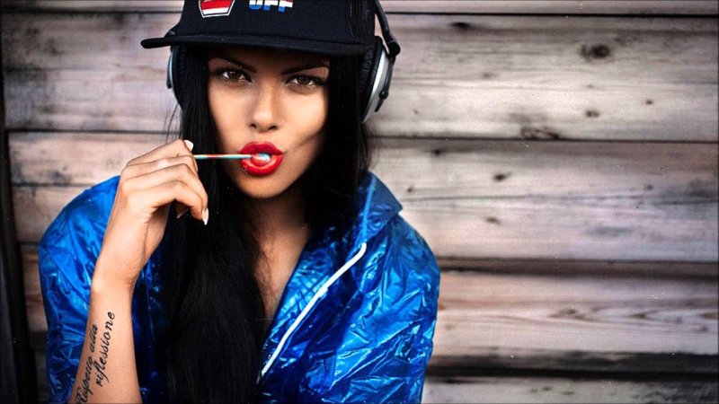 Дерзкие девушки в бейсболке