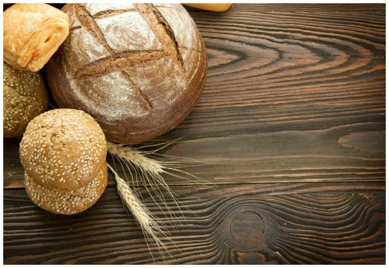 Хлеб на деревянном фоне