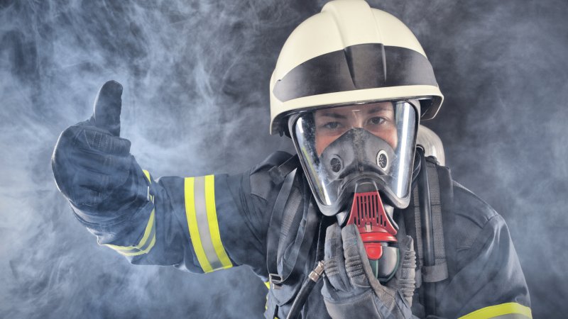 Пожарный в противогазе