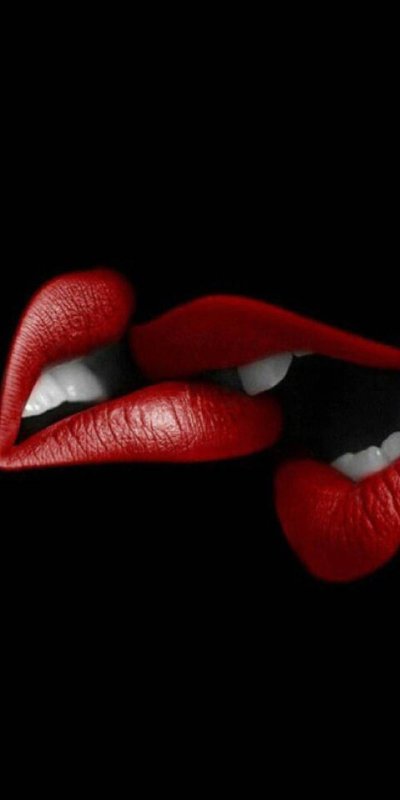 Поцелуй на черном фоне