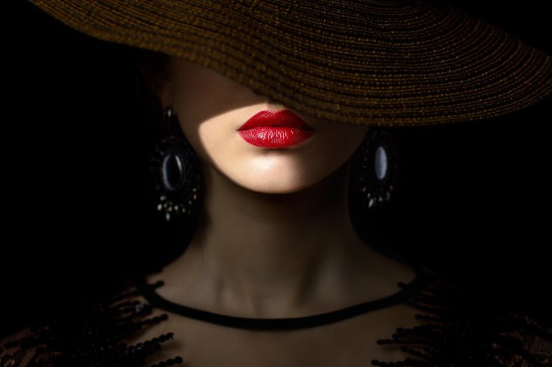 Девушка в шляпе губы