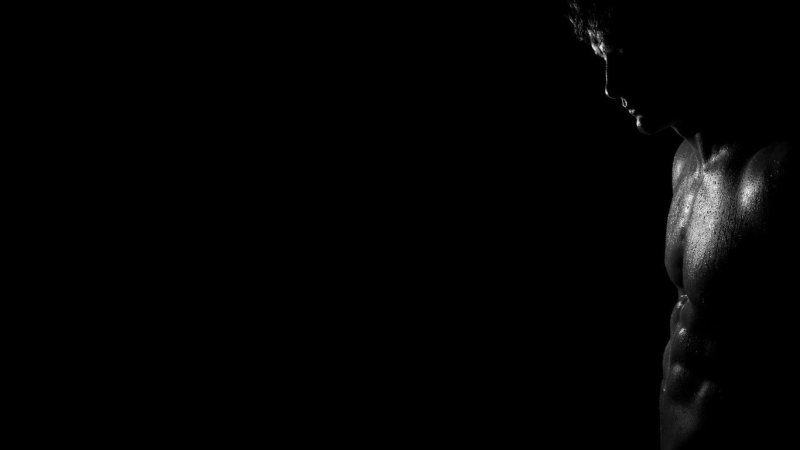 Мужское тело на темном фоне