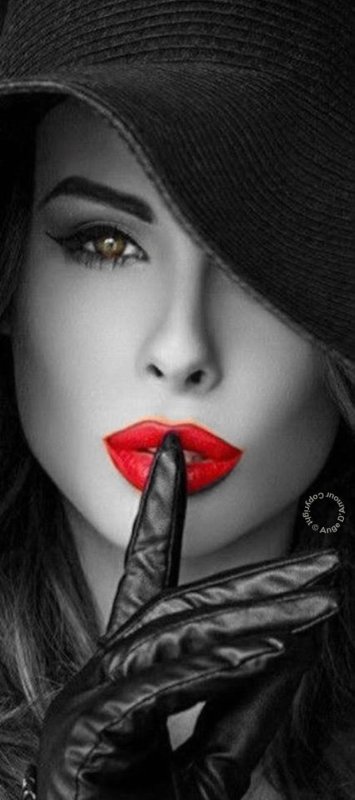 Красивая девушка с красными губами
