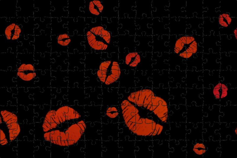 Отпечаток губ на черном фоне