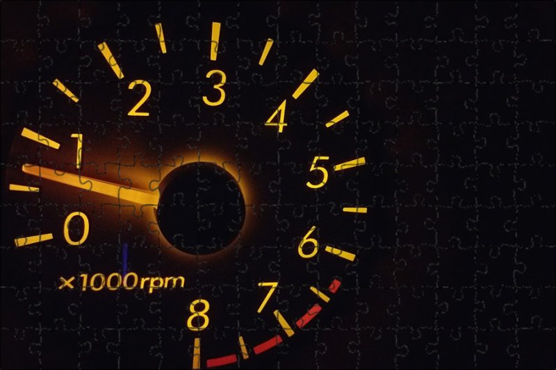 Спидометр на черном фоне