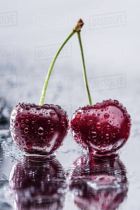 Вишня в брызгах воды