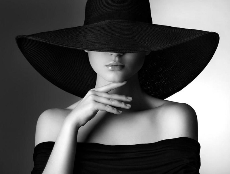 Красивая женщина в шляпе