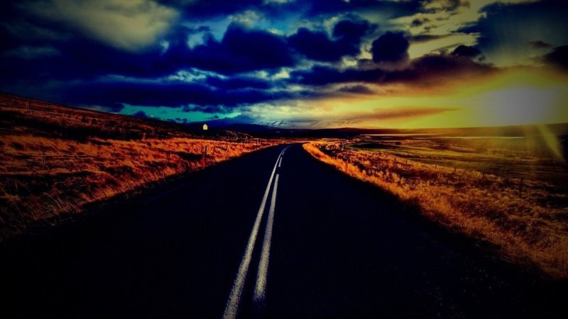 Красивый закат дорога