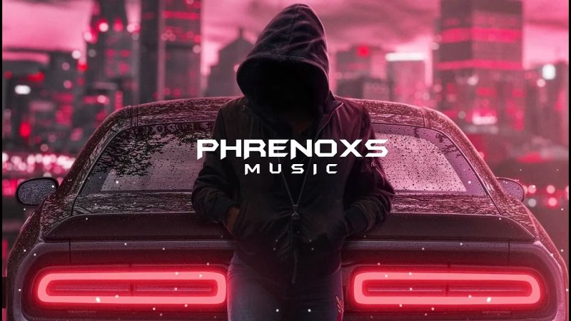 В капюшоне возле машины