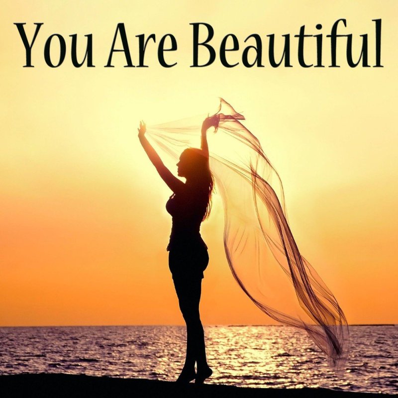 Девушка на закате у моря