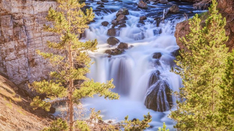 Парк заповедник Yellowstone водопад
