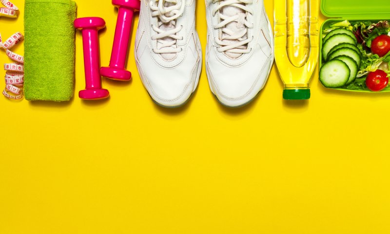 Спортивный инвентарь на жёлтом фоне