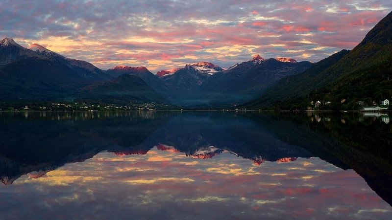 Озеро в Норвегии Фьорд