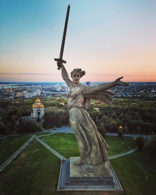 Памятник Родина мать в Волгограде