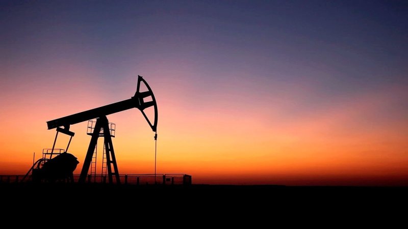 Нефтяная качалка на закате
