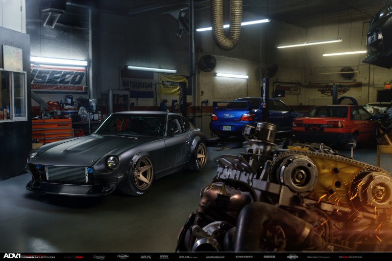 Машина в гараже арт