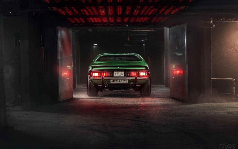 Машина в гараже ночью