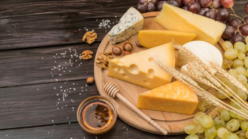 Сырная тарелка вид сверху