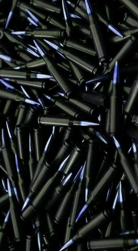 Патроны на черном фоне