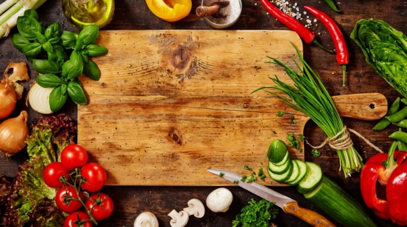 Разделочная доска с овощами