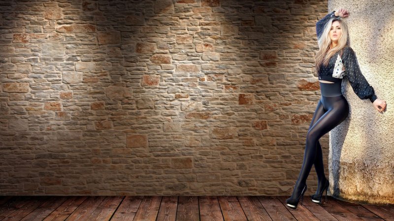 Девушка у стены