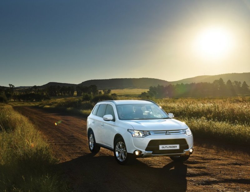 Митсубиси Аутлендер 2015 белый