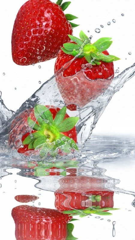 Клубника в брызгах воды