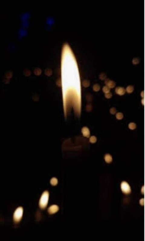 Свеча на темном фоне