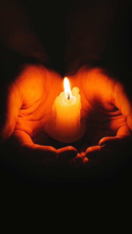 Свечка в руках