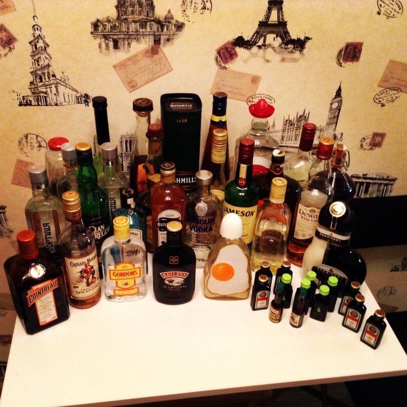 Стол с выпивкой